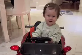 杜爱丽娜喜提新车，爸爸送的一岁生日礼物 #混血宝宝#人类幼崽#生日礼物#陪你长大陪你看世界视频封面