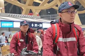 北京时间29日上午6时许，中国云南救援医疗队一行37人，携带全功能生命探测仪、地震预警系统、便携式卫星、无人机等应急救援物资共112台套从昆明长水国际机场出征赴缅。澜湄国传、云新闻缅语记者张莹琳随队前往。（来源：澜湄国传）视频封面