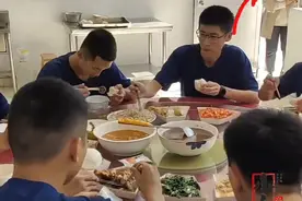 妻子知道消防员丈夫十一放假不能休息，便抱着刚满月的孩子悄悄来看望，网友：看到这场景我怎么也哭了呢#感人瞬间 #看哭了 #真人真事 #梅花三弄视频封面