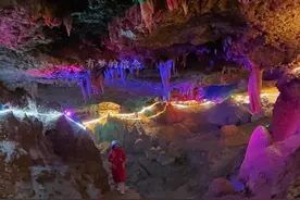 淇县庙口地下五十多米，竟然隐藏了一座大溶洞，这是一户农家在打井，偶然发现，地下暗河滚滚流淌，非常奇特好看，有两个洞，第二个洞还没有开发，大家有时间来玩吧。旅行推荐官。视频封面