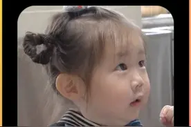 两岁大的女孩被妈妈赶去做餐厅服务生，知道真相，感动所有父母！视频封面