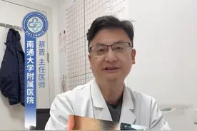 这几处皮肤黑，可能是内分泌系统出了问题 有的孩子可能会有脖子后面黑、重度肥胖的孩子可能还会有腋下黑、面部黑、手肘黑等等，摸上去有凸出的粗躁感，但是又怎么都擦不掉，这个其实很有可能是内分泌系统出了问题，这种临床上叫黑棘皮病 ，是肥胖、胰岛素抵抗、糖尿病、多囊卵巢等疾病的临床表现，而且很多在儿童期就会有表现，所以一旦发现有这几处粗糙的黑，一定要及时就诊咨询。#儿科医生 #黑棘皮 #生长发育 #胰岛素抵抗 #糖尿病视频封面