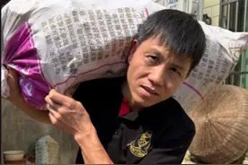 农村小伙上山挖一麻袋雷笋，拿回家用油熬煮8小时，还没出锅全家就抢着吃，实在太香了，这样做放一年都不会坏#新农人计划 #三农 #挖笋哥视频封面