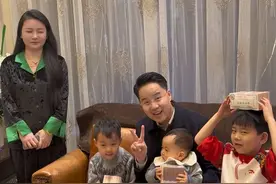 前夫来给三个儿子每人100000的压岁钱，孩子们很开心，他说一起拍个照片纪念一下，看着一家人其乐融融的样子，感觉真挺好的，可惜我们已经离婚了，回不去了…#全家福 #日常生活 #记录真实生活视频封面
