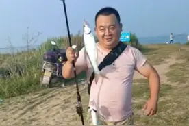 钓白条千万别学我这样钓，我怕你把河里的白条都钓光了#钓鱼 #钓白条 #串钩 #串钩钓鱼 #串钩钓法视频封面