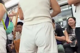 7月23日，北京地铁一女子因无人给她儿子让座，暗讽其他乘客“素质不如美国” ，遭周围乘客驳斥后恼羞成怒。#没被让座女子暗讽乘客素质不如美国（北京时间、上游新闻）