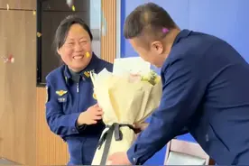 大队长给大家开会时，队员悄悄准备了惊喜。#她在平凡生活中闪闪发光#100个关于她的故事 #不同职业的她都精彩视频封面