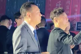 在河南矿山公司2024年度年会上，每一位歌手，崔培军都要安排公司总裁魏学明送上10,000元红包，表示感谢 #河南矿山视频封面