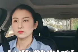 在监狱一年能减几个月？ 在监狱一年大概能减4-6个月。减刑是根据积分进行计算的，在没有罚金或者罚金都交上的情况下，减的是最快的。每人每个月有100积分，表现不好就要扣分，攒够600积分可以换一个表扬，一个表扬可以减刑2-3个月。最快第7个月可以攒够600积分，13个月可以攒够两个表扬，也就是可以减刑4-6个月。但并不是一到监狱就可以算积分减刑，还要根据所判刑期有限制，另外，两次减刑的间隔不得少于1年，除非有立功或者其他突出表现，否则一次减刑最多不超过9个月。也不是只要攒够了分就能报减刑，还得赶上监狱的减刑月才能申报。不同监狱管理不同，所以一般一年能减4-6个月。#减刑 #假释 #刑事辩护律师王胜玫 #青岛刑事辩护律师 #抖来普法2024