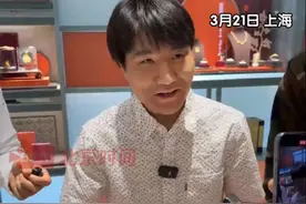 3月21日，上海。6岁走失，13岁被美国家庭收养的越发刚回国认亲。回家之前，他认认真真挑选着给妈妈的见面礼物。他说小时候妈妈喜欢抱着他，他的礼物也希望能让妈妈一直戴在手上，十指连心，希望时时刻刻都在妈妈手心里。#越发刚视频封面