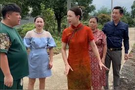妈妈（养母）70大寿在农村办酒席，今天把泥巴地板铺平一下，邻居都过来帮忙，一会儿功夫就搞好了！在农村生活，朴实而简单，邻里之间互帮互助，平淡的生活总是不期而遇的温暖！#记录真实生活 #我的乡村生活 @乔帮主《素颜桃花品牌创始人》视频封面