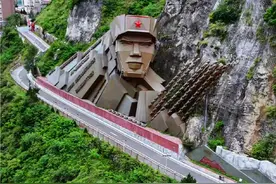 泸定县因飞夺泸定桥而闻名，是中国工农红军长征途中的重要地点之一。这座革命历史名城，有着丰富的红色旅游资源，成为了全国青少年爱国主义教育基地。#旅行推荐官 #大渡河 #泸定桥 #川西美景 #泸定县视频封面
