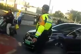 老人出事故受伤流血，铁骑紧急救助包扎止血并送上救护车“不要睡！120马上就到！”#南京交警 #交警正能量 #铁骑视频封面