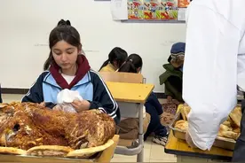 《下课铃声响，零食即刻共分享：一场别样的交流学习之旅》#师生日常 #哈木老师 #骆驼女孩