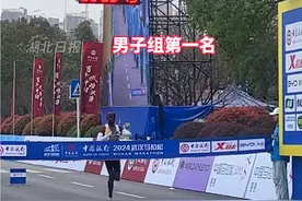 2024武汉马拉松男女组冠军均为非洲选手，均破赛会纪录，女子组冠军将获3万美金奖金；男子组前3名被非洲选手包揽。视频封面