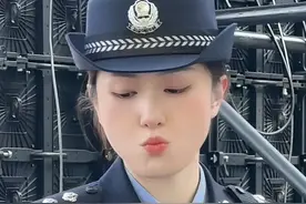 杭州警察节上，捕捉 精致温婉 古典美的小姐姐一枚！#警察节#警花小姐姐#古典美女#现场实拍视频封面