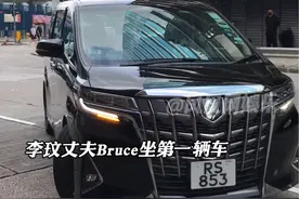 #李玟老公及继女现身追悼会 第一辆车是李玟丈夫和盛智文夫妇，第二辆车是陈奂仁和李玟的两名继女视频封面