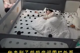 妈妈嫌两个孩子一起睡会彼此影响睡不好，就让爸爸带大宝单独睡，没想到他半夜醒来竟然这么做……太心疼大宝了！#记录真实生活 #二胎家庭 #只有宝妈才懂吧视频封面