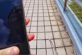 400米的路程走了40分钟，盲人第一视角记录在陌生的环境出行的日常。感谢每位伸出援手的路人，世界从不是独行的黑暗，而是千万束微光汇聚的明亮。#第一视角 #盲人出行#无障碍