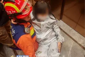 女子不慎掉入电梯夹缝内，消防紧急救援！#南京消防 #救援现场 #电梯坠落 #蓝朋友 #消防员的24小时视频封面