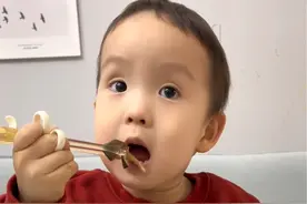 今天的排骨蒸的超级软烂，爱了爱了，做法：排骨洗出血水，放酱油，宝宝蚝油，淀粉，葱姜腌制半小时，山药切片，铺在炖盅里，上面放排骨不用加水，隔水炖两个小时，超级超级烂，八个月的小宝宝就可以吃哦#自主进食 #宝宝吃饭 #日常投喂 #宝宝辅食视频封面
