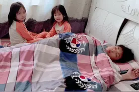 3岁的双胞胎姐妹就爱粘着15岁的哥哥，哥哥也不发脾气， 咋办？😎#亲子 #萌娃 #双胞胎 #家庭 #人类幼崽成长计划 @抖音创作小助手 @抖音短视频 @DOU+小助手 @DOU+上热门视频封面