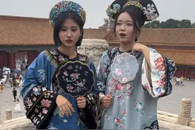 当韩国闺蜜逛北京故宫直接累瘫 韩国闺蜜来北京了，这是今年第四次去故宫了，感叹故宫简直太大了#千万生活dou来拍 #韩国 #韩国人 #北京 #故宫视频封面