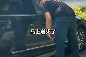 轿车撞上绿化带起火冒烟，黑衣大哥砸窗救人，1分钟后车辆猛烈燃烧… #感动瞬间 #暖心正能量 #平凡英雄视频封面
