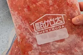吃不了的西红柿，可以像我这样冻起来，比直接冷冻更省空间，吃的时候不要解冻直接放锅里，炒出来给新鲜的一样#储存西红柿#冻西红柿#保鲜袋#甄优达保鲜袋#冻菜