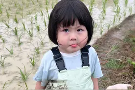 她硬要把我甩到田里面去！ 😡#瑶一瑶小肉包 #人类幼崽迷惑行为大赏 #，视频封面