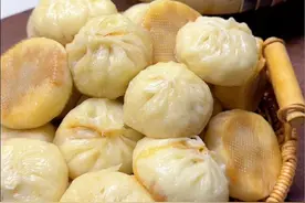 家有小学生｜营养早餐不马虎｜冷冻 #小笼包 生胚，早餐十几分钟搞定，闲了做点#速冻生胚包子 冻到冰箱里，着急了拿出来蒸一下，就能吃到新鲜出炉的包子啦，比熟的冷冻更鲜，真的太方便了#小学生早餐  #老面小笼包 #学会快去试试吧🔥视频封面