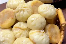 家有小学生｜营养早餐不马虎｜冷冻 #小笼包 生胚，早餐十几分钟搞定，闲了做点#速冻生胚包子 冻到冰箱里，着急了拿出来蒸一下，就能吃到新鲜出炉的包子啦，比熟的冷冻更鲜，真的太方便了#小学生早餐  #老面小笼包 #学会快去试试吧🔥