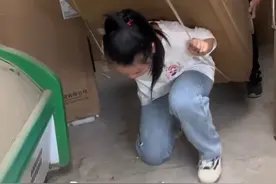 湖北大冶，大二女生连续6年帮残疾父亲送货，背起140斤的冰箱徒步爬楼梯，"虽然辛苦，但能帮助父母也很快乐”#懂事的孩子视频封面