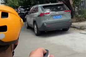 喝酒断片了、醒了不记得车放哪了，叫了位跑腿小哥带我全城找#万万没想到#电动车#酒后迷惑行为视频封面