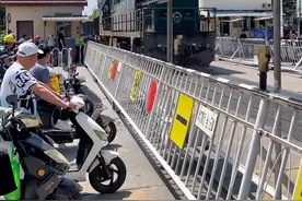 鸣笛炸街好评！宁芜线网红道口！和谐内5逆向行驶 牵引小运转货车鸣笛炸街高速通过宁芜线土城头道口 光华门站接近#中国铁路 #铁道线上的中国 #内燃机车 #绿皮火车 #铁路摄影视频封面