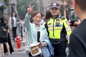 #小布关注 【#警花的武汉话有多温柔 ？武汉街头这位女交警火了！】近日，在武汉古德寺门前有一位警花火了！说着最标准的汉腔，做着最温柔的提示!#汉警快骑 被网友评论道“又甜又飒”“这样的执法好有温度!”视频中的她正在温和地提醒路人和司机。网友评论：原来武汉话也可以这样温柔！(素材来源：@平安江岸 @长江云说法 视频编辑：wwagain）视频封面