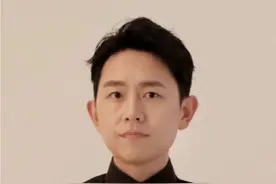 高铁上行李箱无人认领 装有70万元人民币 乘警牵线搭桥帮助失主寻回#高铁 #铁路 #丢东西