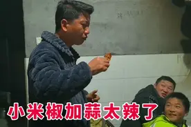 湖南人吃辣真是厉害，小米辣加蒜一口下去，舌头尖都麻木了视频封面