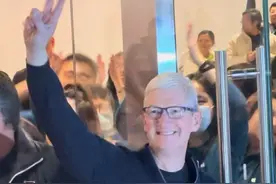 库克现身Apple静安零售店开业，给顾客这是又签名又合影又拥抱啊…#库克现身上海 #Apple静安视频封面