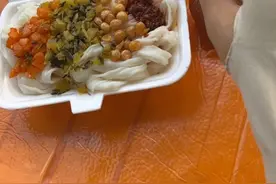 #泡沫箱肠粉 #记录摆摊生活 #泉州 #出摊了 泡沫箱肠粉正确吃法2.0版本来啦，比1.0版本更方便点，特地换的大的汤汁袋子，汤汁也用了新配方，之前的小伙伴觉得味道不够的可以再来试试～视频封面