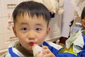 面对孩子措不及防的问题，我也只能装傻了🤣二宝：难道爸爸是拉出来的？哈哈哈，看到最后，真的太好笑了😂#双胞胎 #语出惊人的熊孩子 #童言无忌视频封面