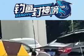 钓鱼佬：别管我，先救鱼#钓鱼封神榜 #钓鱼人就是这么疯狂 #钓鱼 #搞笑视频封面