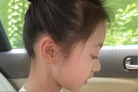 舞蹈生盘头教程～ 虽说盘的不专业，但好多网友一直问，今天分享下，希望有一天娜宝可以自己盘个漂亮的丸子头#爱跳舞的小姑娘 #舞蹈生的日常 #舞蹈生丸子头 #丸子头 #舞蹈盘头教程视频封面