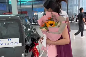 22岁不靠父母，全靠自己努力喜提人生中第一辆爱车，当坐上车那一刻，感觉这几年的努力都是值得的#提车vlog #人生第一辆车 #女生的车 #领克07 #手握方向盘的女孩子视频封面