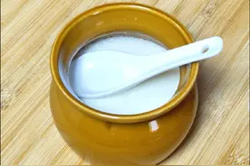 家人们！去年发的姜撞奶视频承蒙大家厚爱，好多人都在问具体做法，今天就把这个超详细教程安排上，哪怕是厨房小白也能轻松拿捏！  只要准备新鲜姜、全脂牛奶和细砂糖，就能轻松搞定。先把姜去皮用保鲜袋装好拍碎，再剪一点袋角用手抓出姜汁，牛奶加细砂糖小火煮，冒小泡关火。接着把姜汁搅拌均匀，快速从高处倒入牛奶，别搅拌，盖盖静置5 - 8分钟，凝固后就大功告成！赶紧动手试试吧！做好后记得拍个美美的照片，在评论区分享你们的成果哦~，有问题随时可以问我，#姜撞奶#姜撞奶做法#广东小李美食#DOU上热门@DOU小助手视频封面