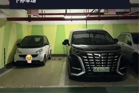 “剁椒鱼头”贴墙角停车，隔壁车主略显尴尬，网友：你的车打他车？ #万万没想到视频封面