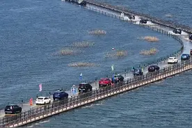 快到玩水的季节了，这里是国内独一无二的水上公路，现实版的千与千寻，一辈子一定要自驾一次的水上公路#鄱阳湖 #永吴水上公路 #内容启发搜索视频封面