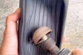 上次补的去趟山上踏青既然翻车了，脚上多了个洞，祖宗看了估计都摇头，这次应该问题了吧#创作灵感 #缝缝补补还能穿 #皮革修复 #专业维修 #办法总比困难多视频封面