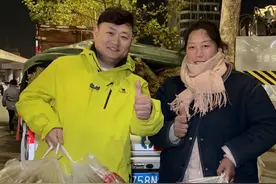 她也曾在夜深人静时默默流泪，可当清晨第一缕光洒下，她又像战士一样起身，为孩子的衣食住行精打细算，用自己的全部力量为孩子遮风挡雨。这位平凡而伟大的母亲，用爱与坚韧，在生活的荆棘中踏出一条希望之路，让孩子的世界，依然充满温暖与光亮。#郑州玉坤哥 #郑州 #传递正能量 #人间温暖 #抖音小助手dou上热门视频封面