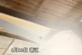 遇到这样的事，你怎么处理？#顾客质疑鳕鱼排大小遭店员辱骂  冲到店里大声寻人：“谁骂我？”视频封面